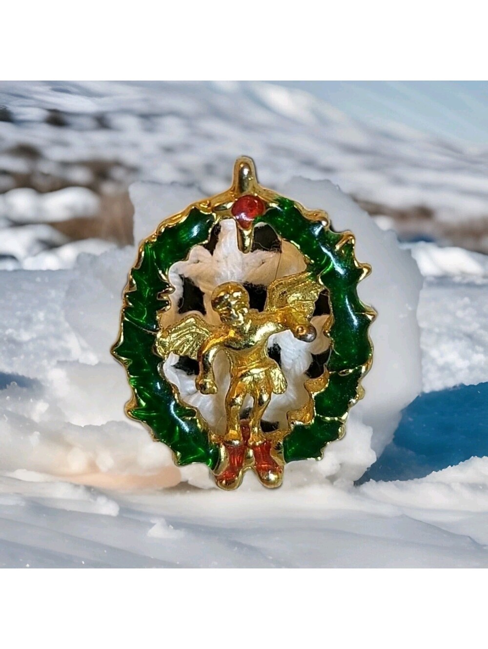 VINTAGE BROOCH GOLD TONE PIN 1" CHRISTMAS ENAMEL HEAVENLY ANGEL WREATH HOLIDAYJ3